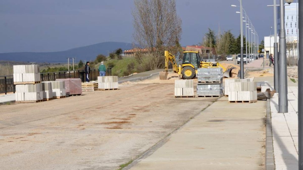 Obras de construcción de un nuevo vial en el barrio de Santa Bárbara.-VALENTÍN GUISANDE