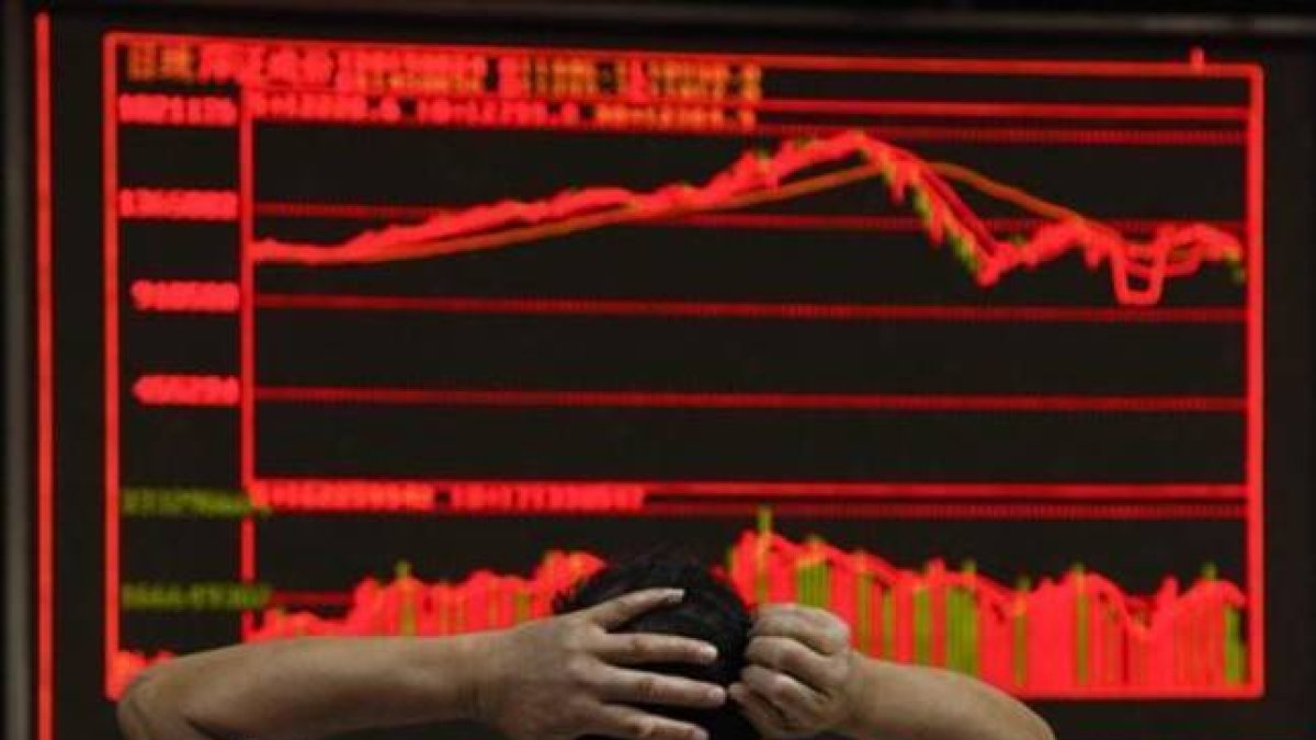 Un inversor en Pekín siguiendo la evolución de la bolsa, ayer.-EFE / EPA / ROLEX DELA PENA