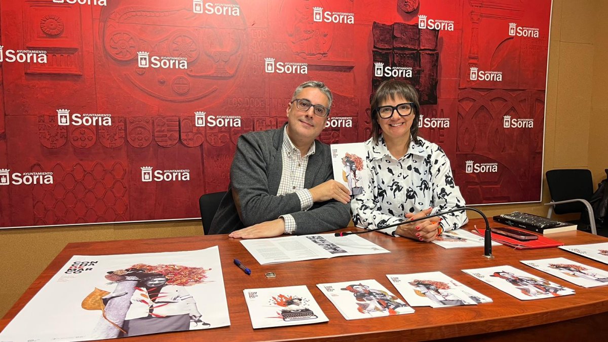 La concejala de Igualdad, Gloria Gonzalo, acompañada del escritor y docente Hilario Jiménez. HDS