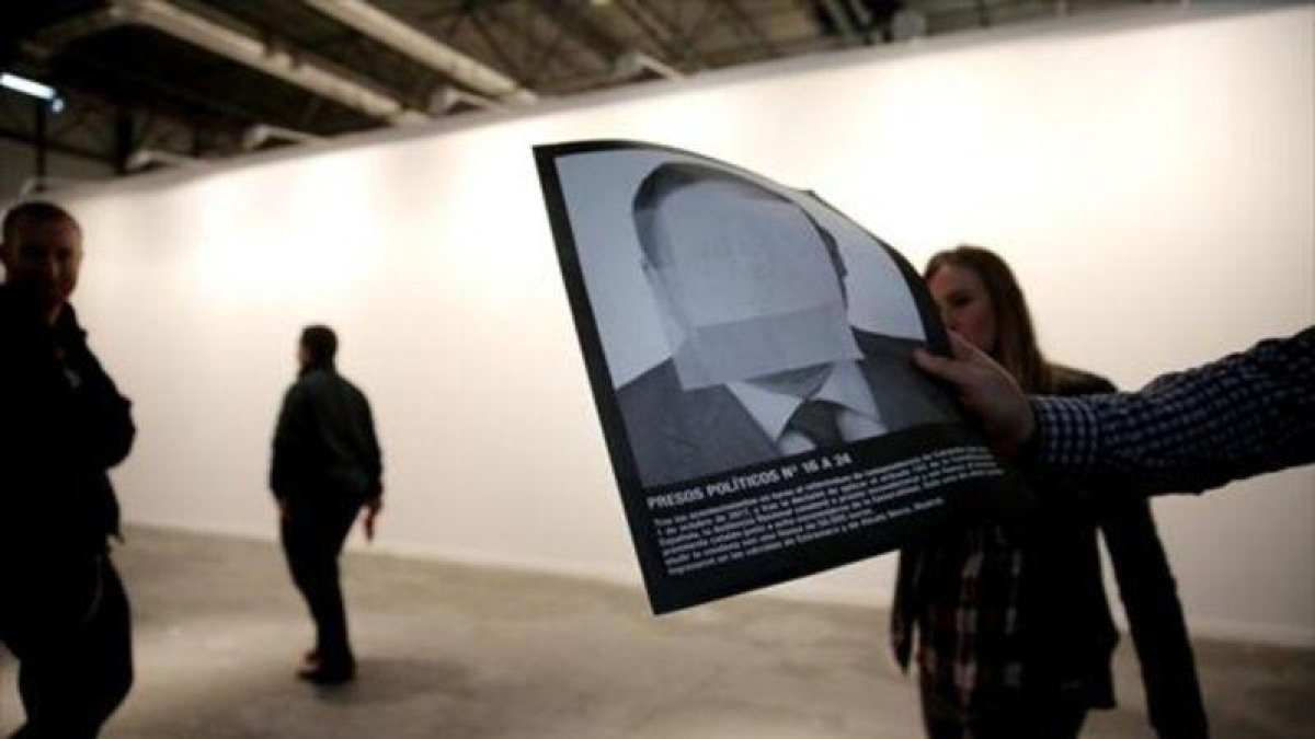 El muro blanco de la galería Helga del que se retiró una obra sobre presos políticos, ayer.-JOSÉ LUIS ROCA
