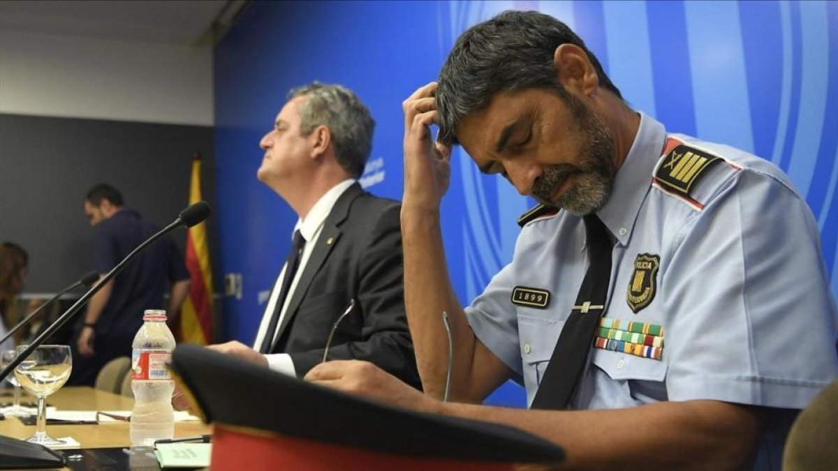 El conseller de Interior, Joaquim Forn, y el major de los Mossos, Josep Lluís Trapero, en la rueda de prensa de este jueves-LLUIS GENE (AFP)