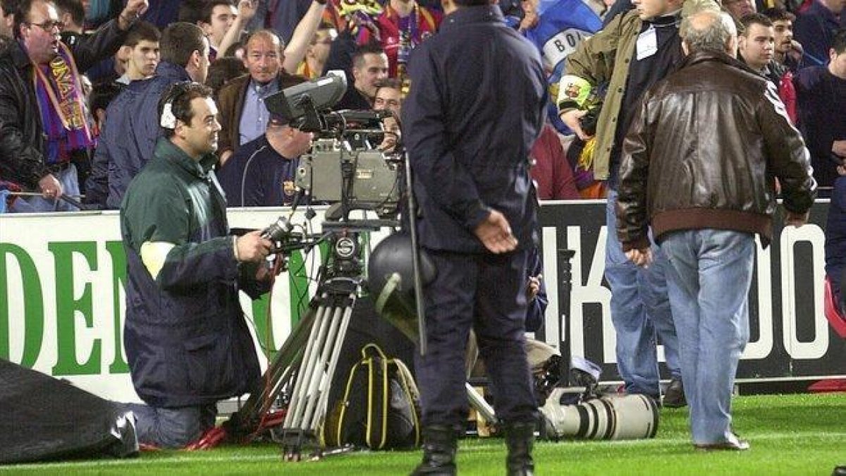 Cámara de televisión, durante un partido de Liga en el Camp Nou.-JORDI COTRINA