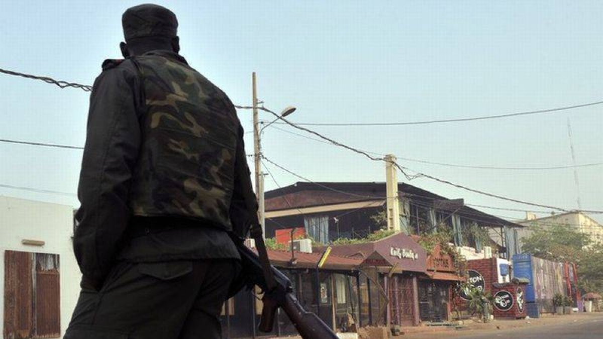 Un miembro de las fuerzas de seguridad cerca del restaurante 'La Terrasse'.-Foto: HABIBOU KOUYATE / AFP
