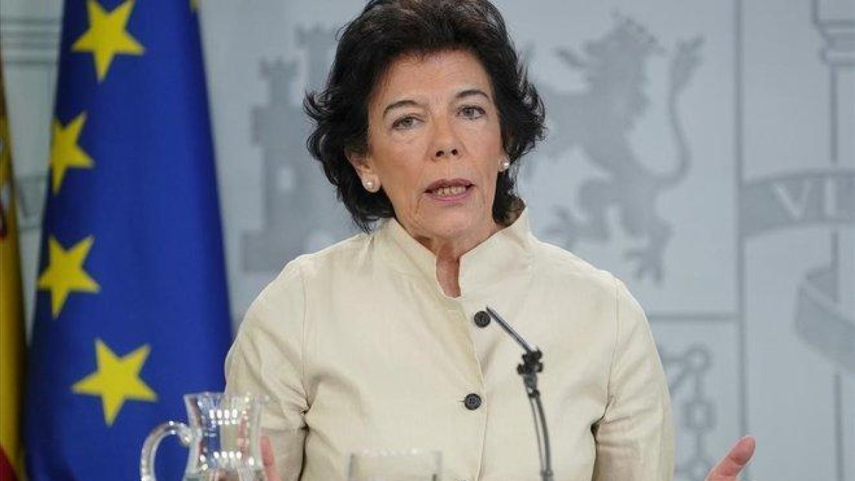 La ministra portavoz, Isabel Celaá, tras el Consejo de Ministros.-JOSÉ LUIS ROCA