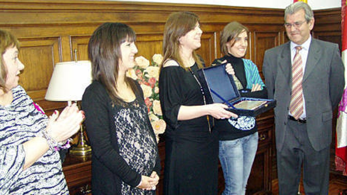 Acto de entrega de una placa conmemorativa a las periodistas sorianas en la subdelegación del Gobierno.-