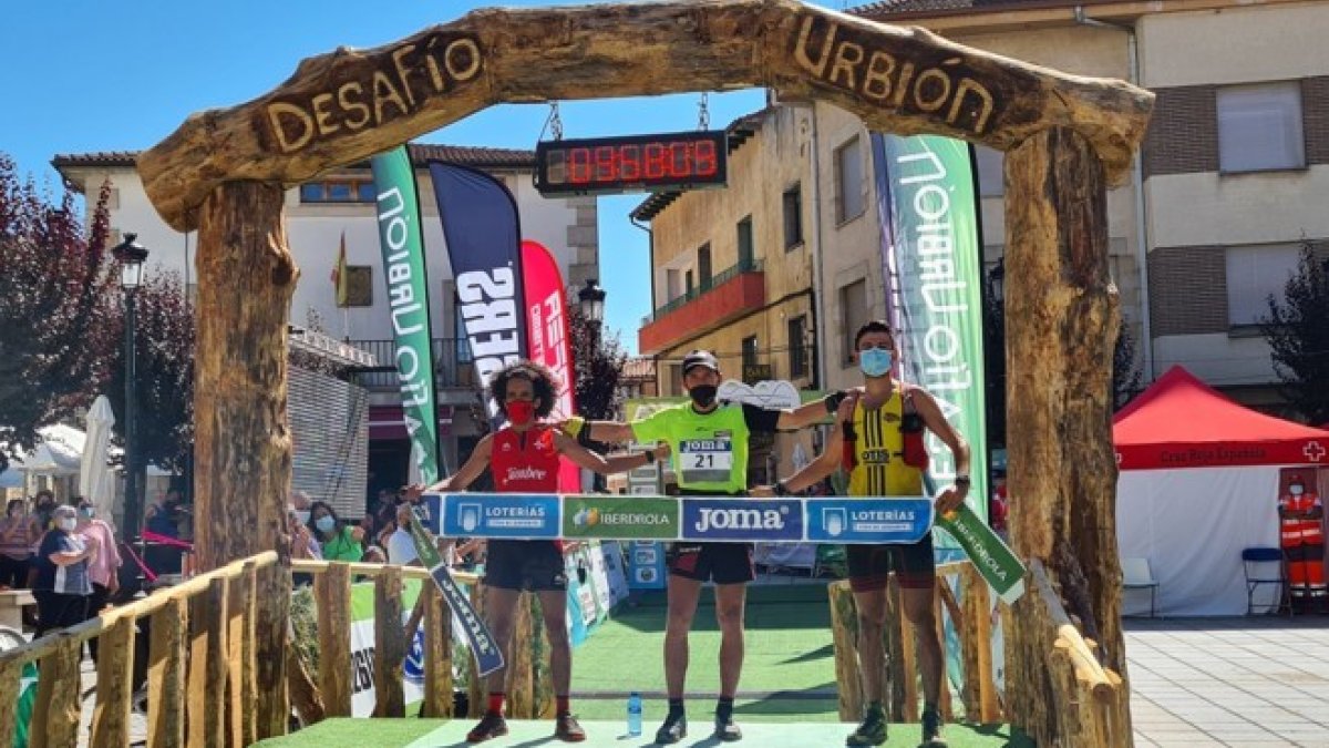 El podio masculino con los tres mejores y con Merillas en el centro. HDS