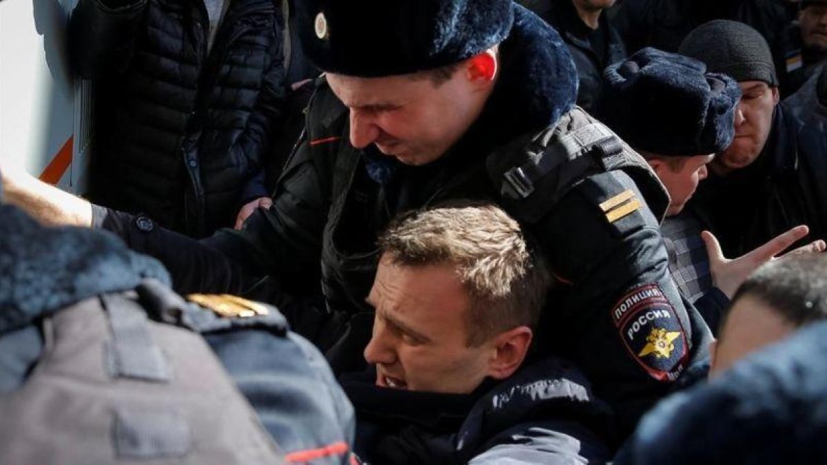 Alexei Navalny, en el momento de ser arrestado.-REUTERS / MAXIM SHEMETOV