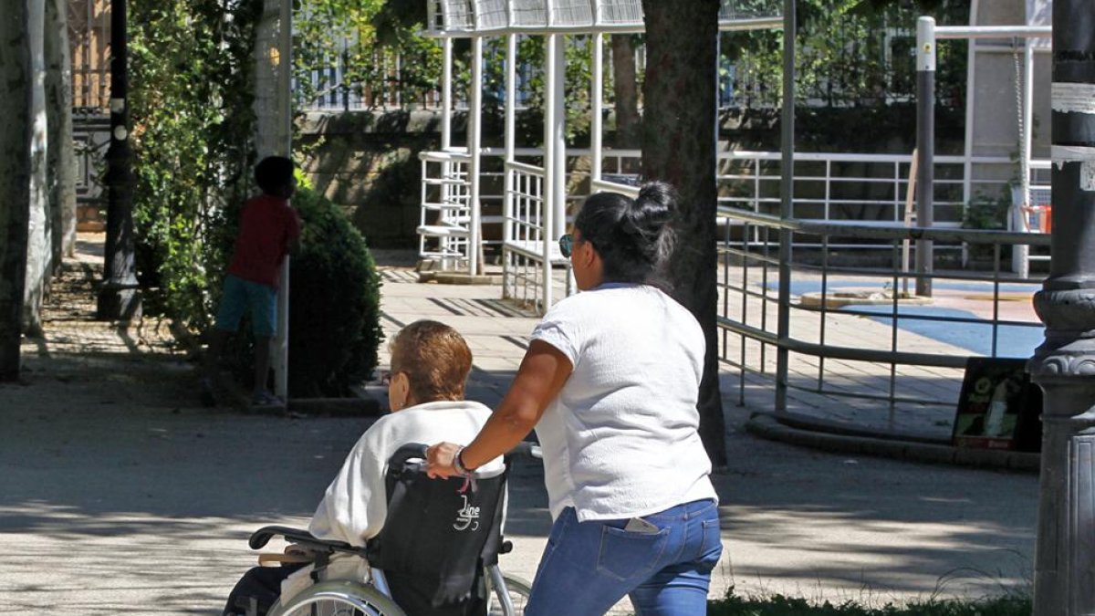 El cuidado de mayores ofrece perspectivas de empleo.-Mario Tejedor
