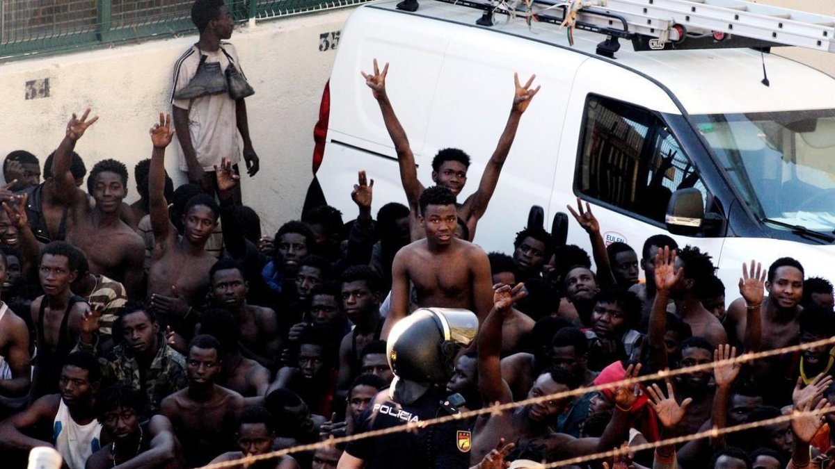 Unos 400 inmigrantes subsaharianos logran acceder a la ciudad española de Ceuta tras un salto masivo a la valla fronteriza que separa la ciudad de Marruecos.  /-REDUAN (EFE)