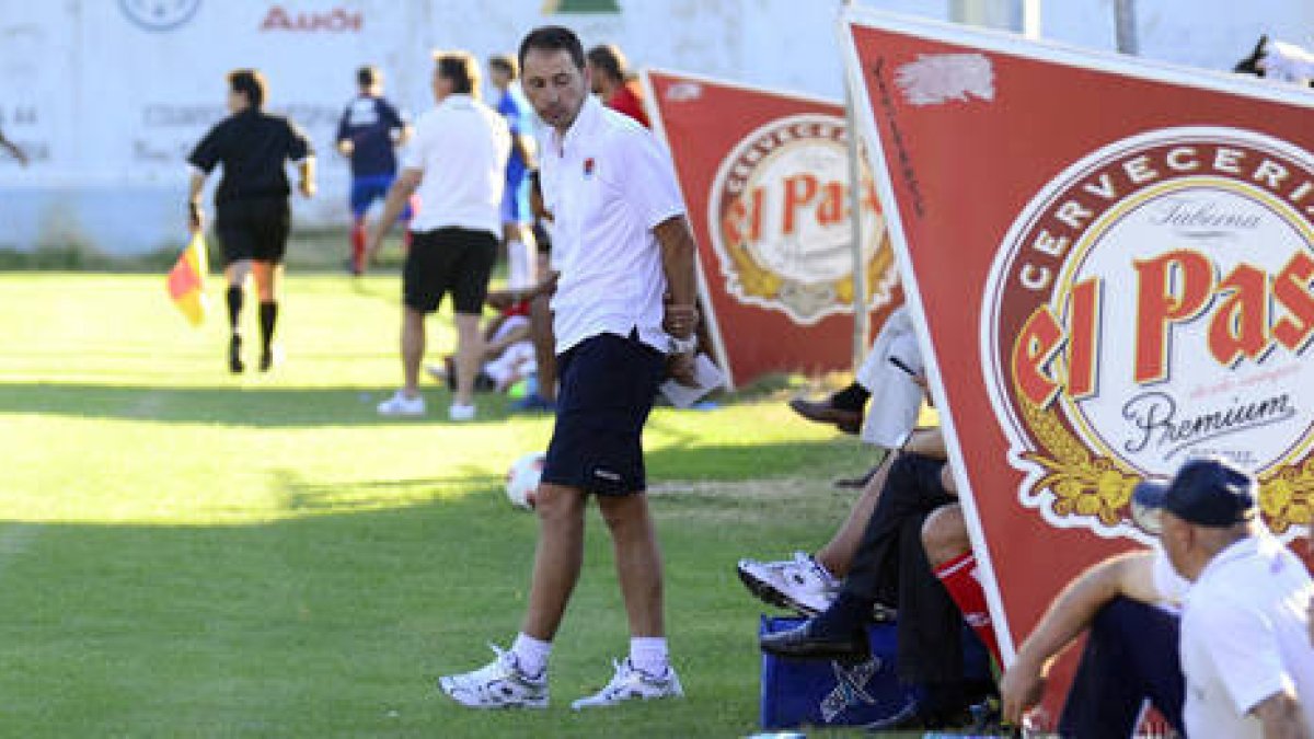 Pablo Machín en el banquillo de La Arboleda. / A. Martínez-