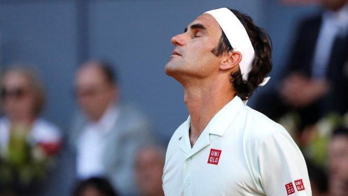 Federer se lamenta tras perder un punto contra Thiem.-REUTERS / SUSANA VERA