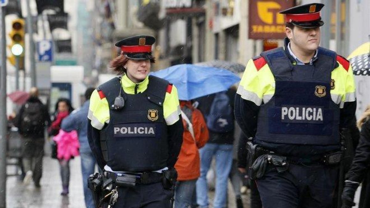Una patrulla de Mossos d’Esquadra, en una calle de Barcelona.-RICARD CUGAT