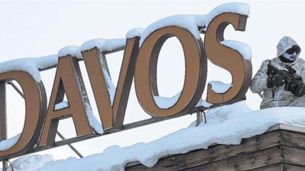 Un policía vigila desde un tejado en la víspera de la inauguración del 47º Foro Económico Mundial de Davos (Suiza), que comienza hoy.-EFE / GIAN EHRENZELLER