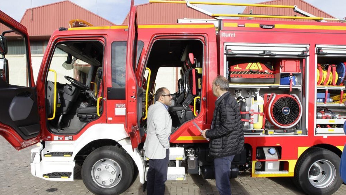 Rey y Abad presentan el nuevo camión de bomberos para Ágreda-L.A.T.