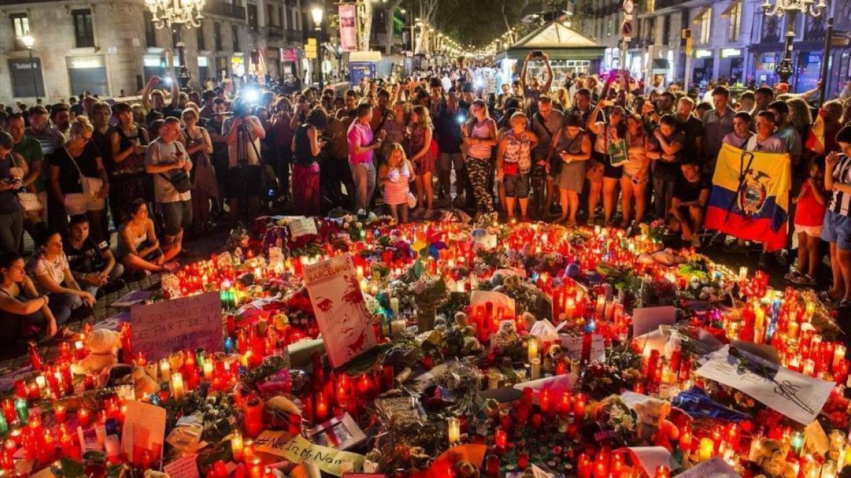 Peluches, velas, dibujos y notas depositadas en memoria de las víctimas del atentado en el Pla de lOs a la Rambla de Barcelona.-JORDI COTRINA