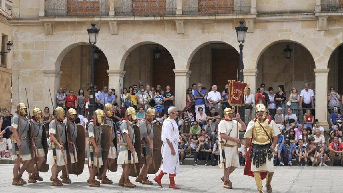 Cientos de personas siguieron el conflicto entre Segeda y Roma.-DANIEL RODRÍGUEZ