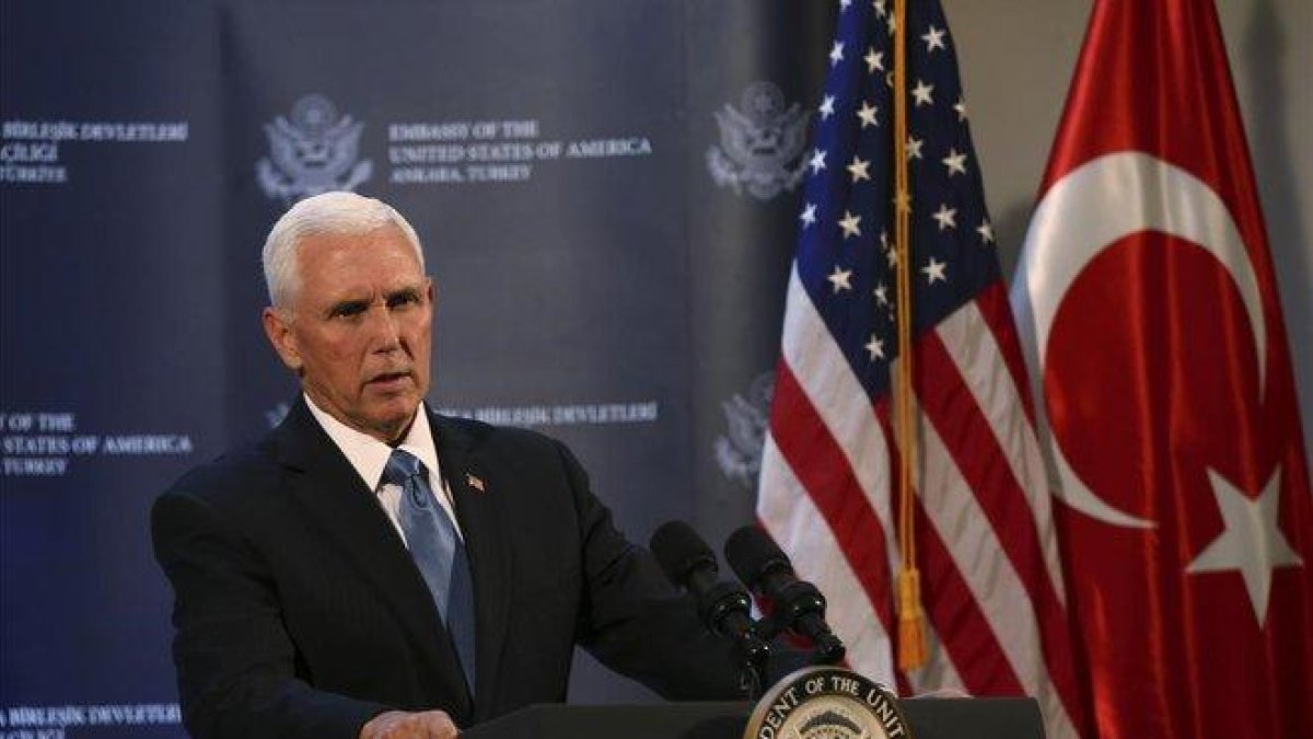 Pence, durante una rueda de prensa en Ankara.-