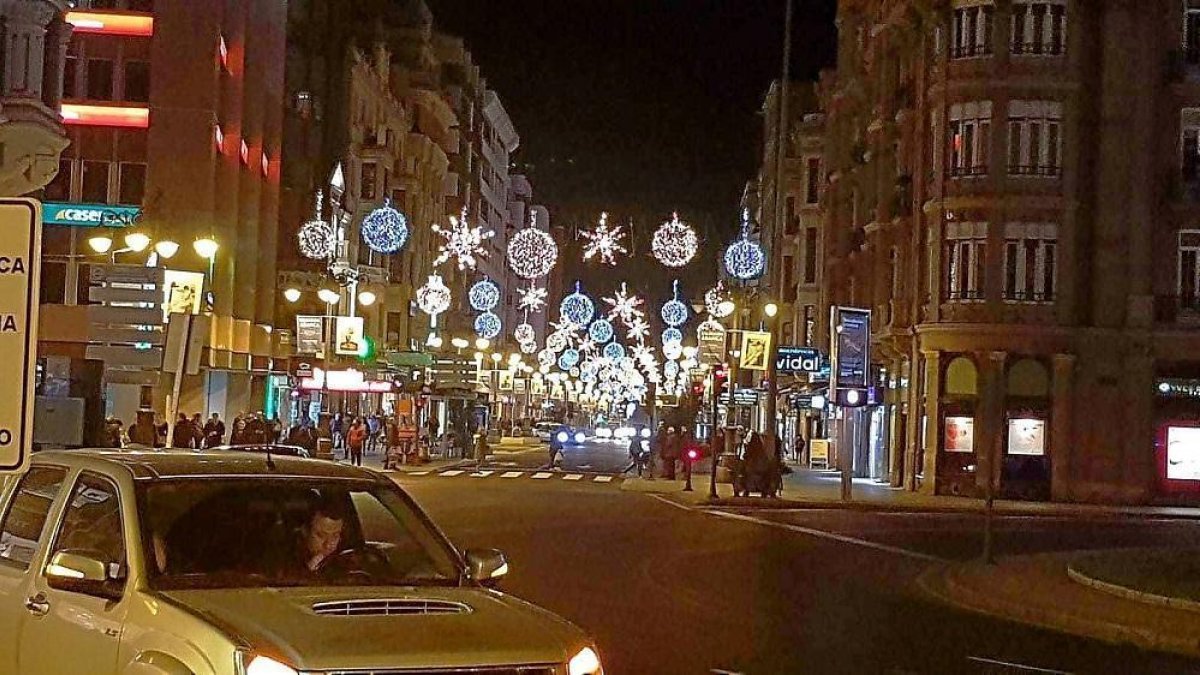 Iluminación navideña de la avenida Ordoño II en León.-- E. M.