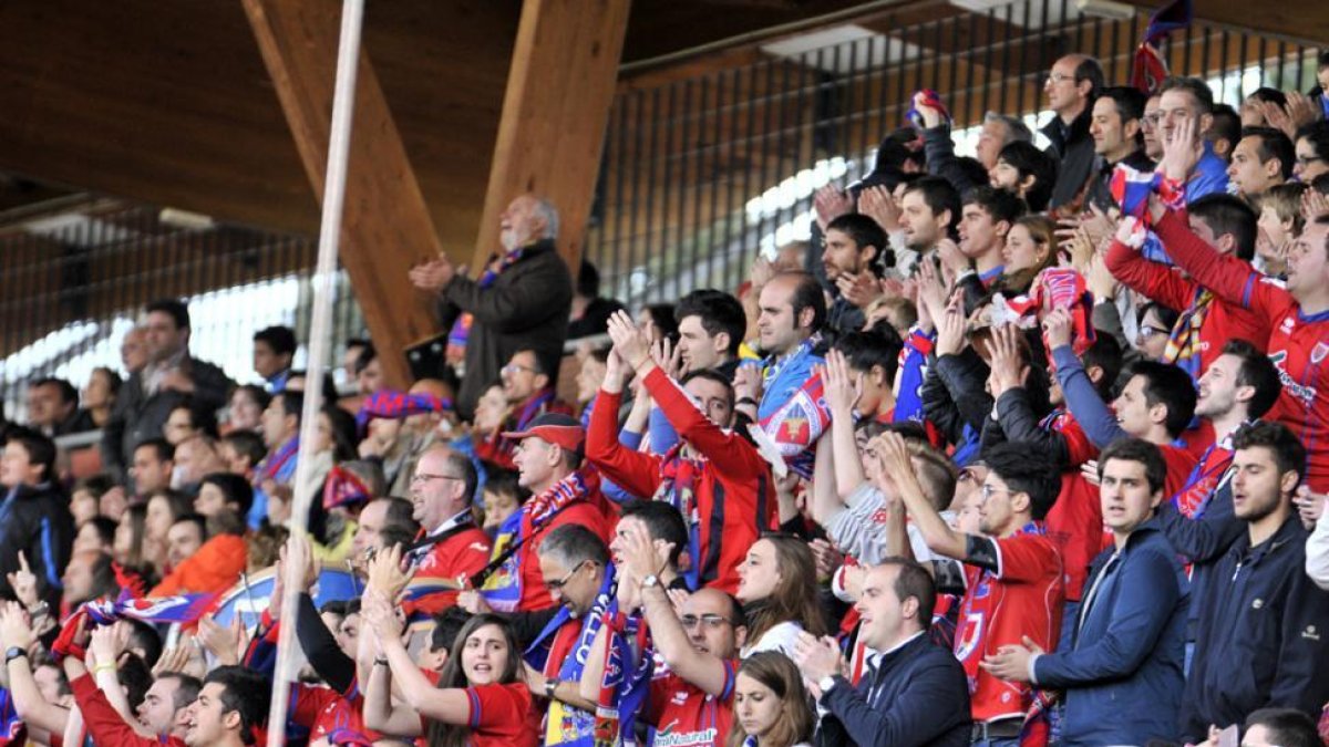 Aficionados del Numancia animando en Los Pajaritos.-DIEGO MAYOR