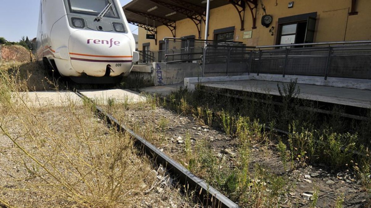 La sensación de abandono en la estación es creciente.-Valentín Guisande