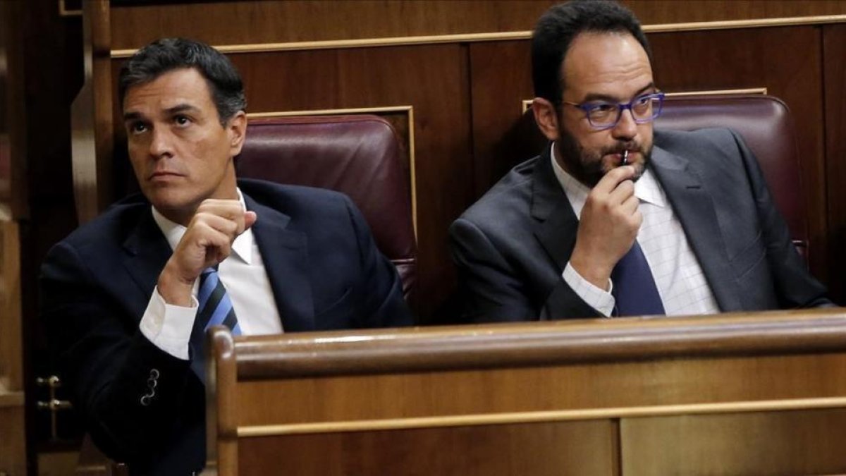 Pedro Sánchez y Antonio Hernando en la bancada socialista.-JOSE LUIS ROCA