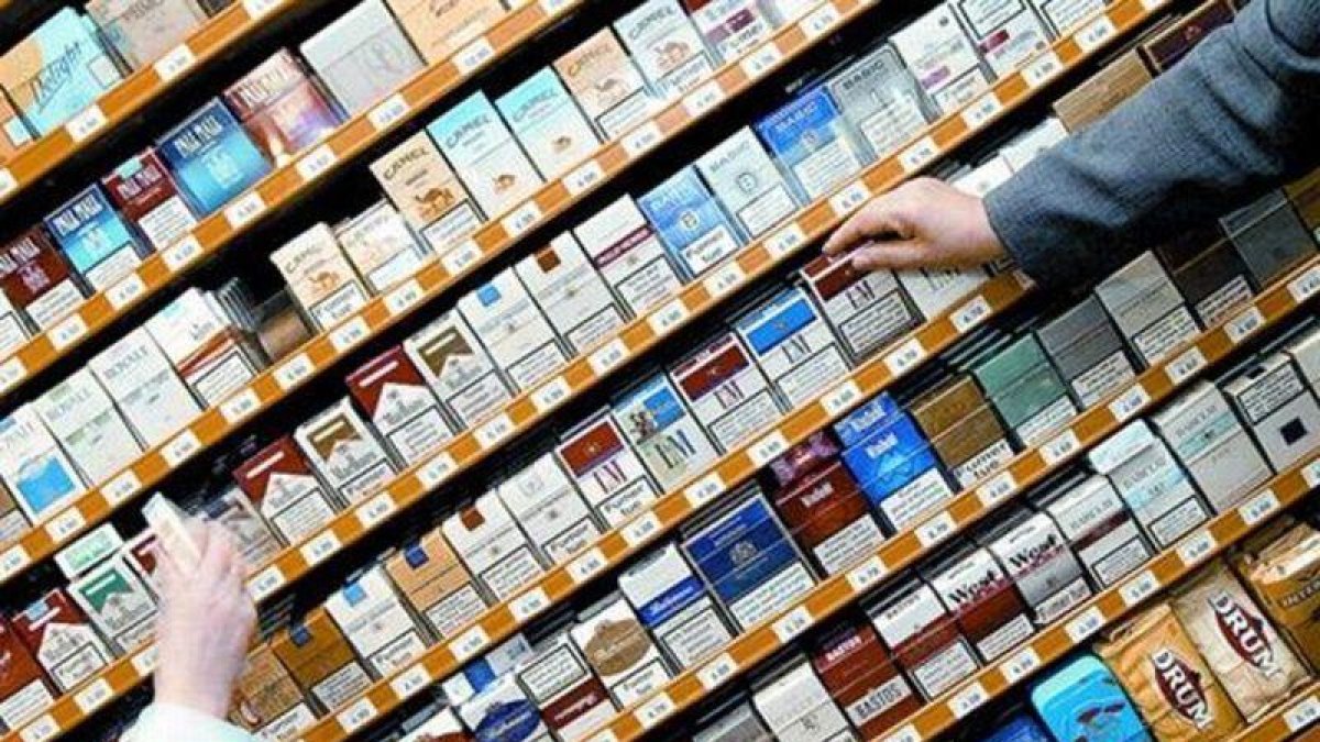 Cajetillas de tabaco en el expositor de un estanco de París.-AP / FRANCK PREVEL