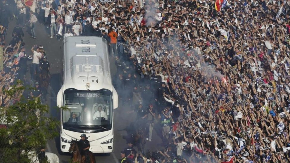 El autocar del Real Madrid llega al estadio Santiago Bernabéu entre el clamor del público.-SERGIO PÉREZ