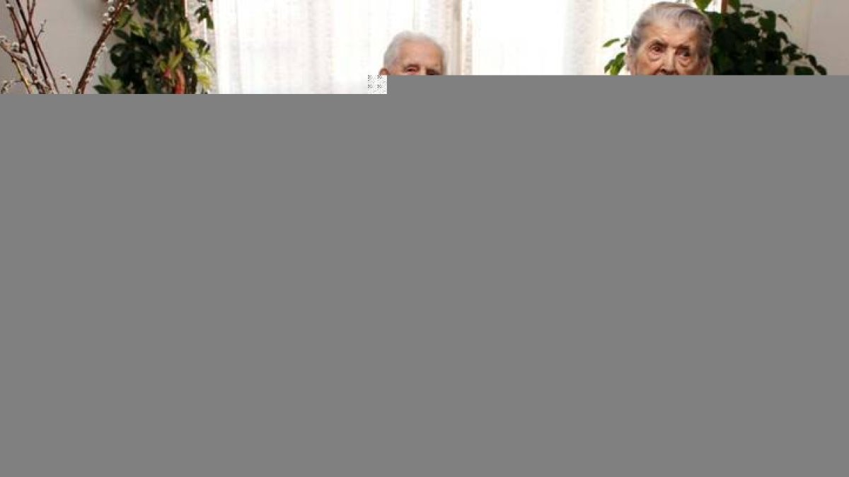 Nati y Anastasio, matrimonio centenario, en su casa de Soria. / CONCHA ORTEGA-