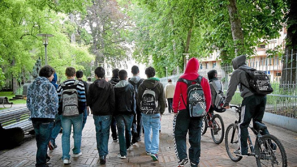Jóvenes a la salida del instituto.-EL MUNDO