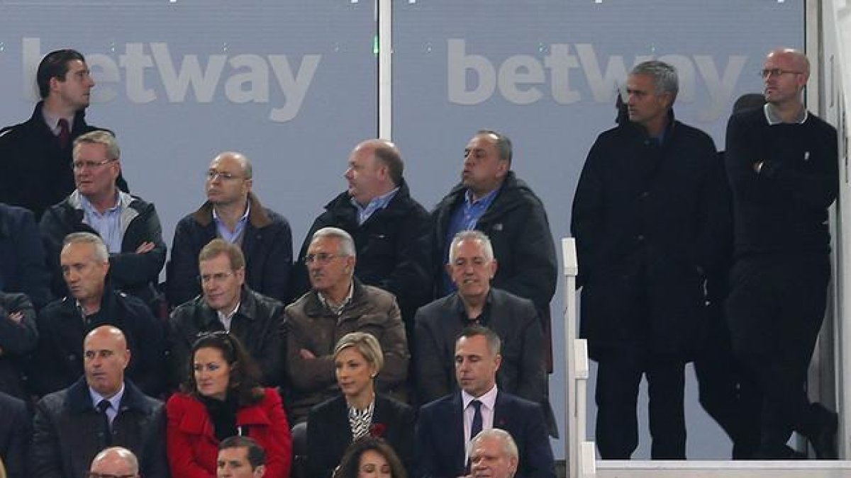José Mourinho, en la grada durante la segunda parte del West Ham-Chelsea.-REUTERS / EDDIE KEOGH