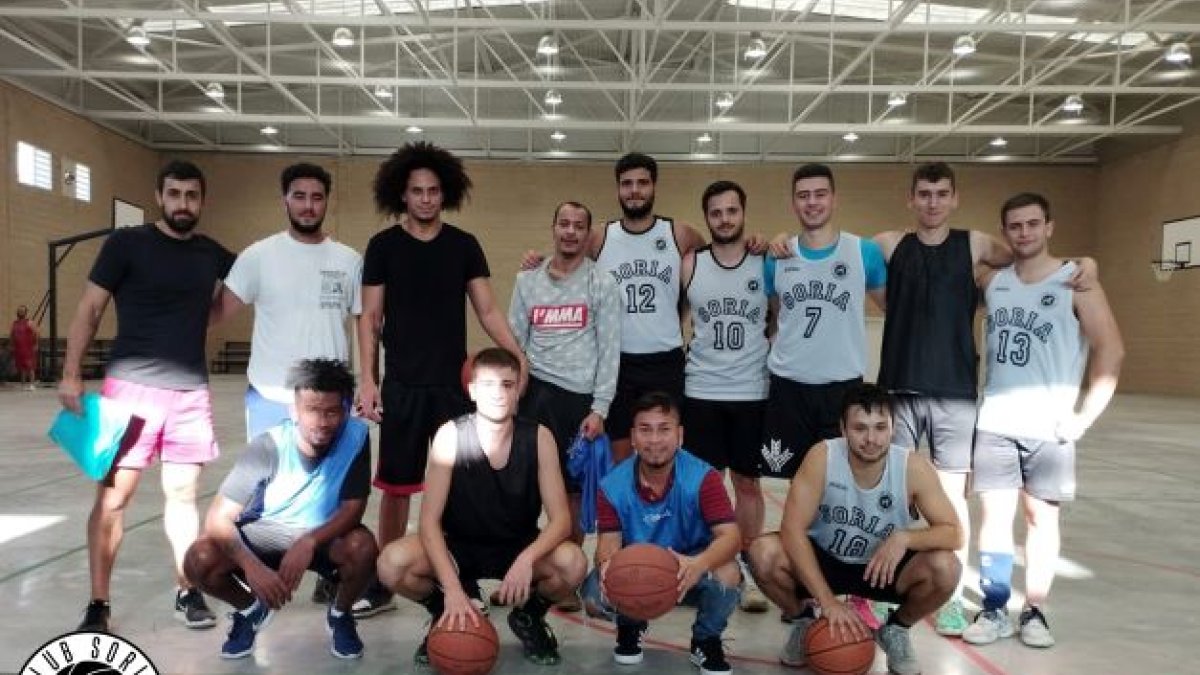 Los jugadores del Tranler y los internos posan después del partido que disputaron. HDS