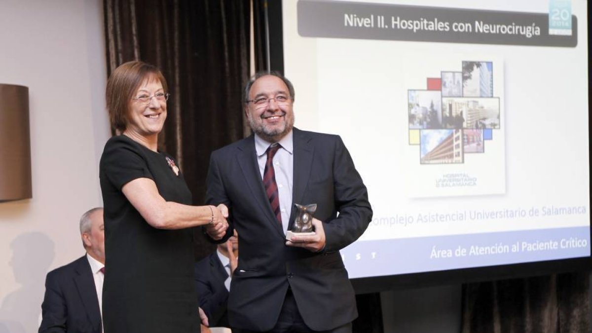El Complejo Asistencial Universitario de Salamanca recibe dos galardones en los Premios Hospitales Top 20 de IASIST. Jesús Bartol, subdirector médico del complejo asistencial universitario de Salamanca, recoge los premios otorgados al área de atención al -Ical
