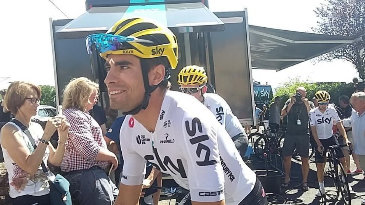 Mikel Landa, este jueves, se dispone a salir a entrenar con el resto del equipo Sky, en Le Puy en Velay.-SERGI LÓPEZ-EGEA