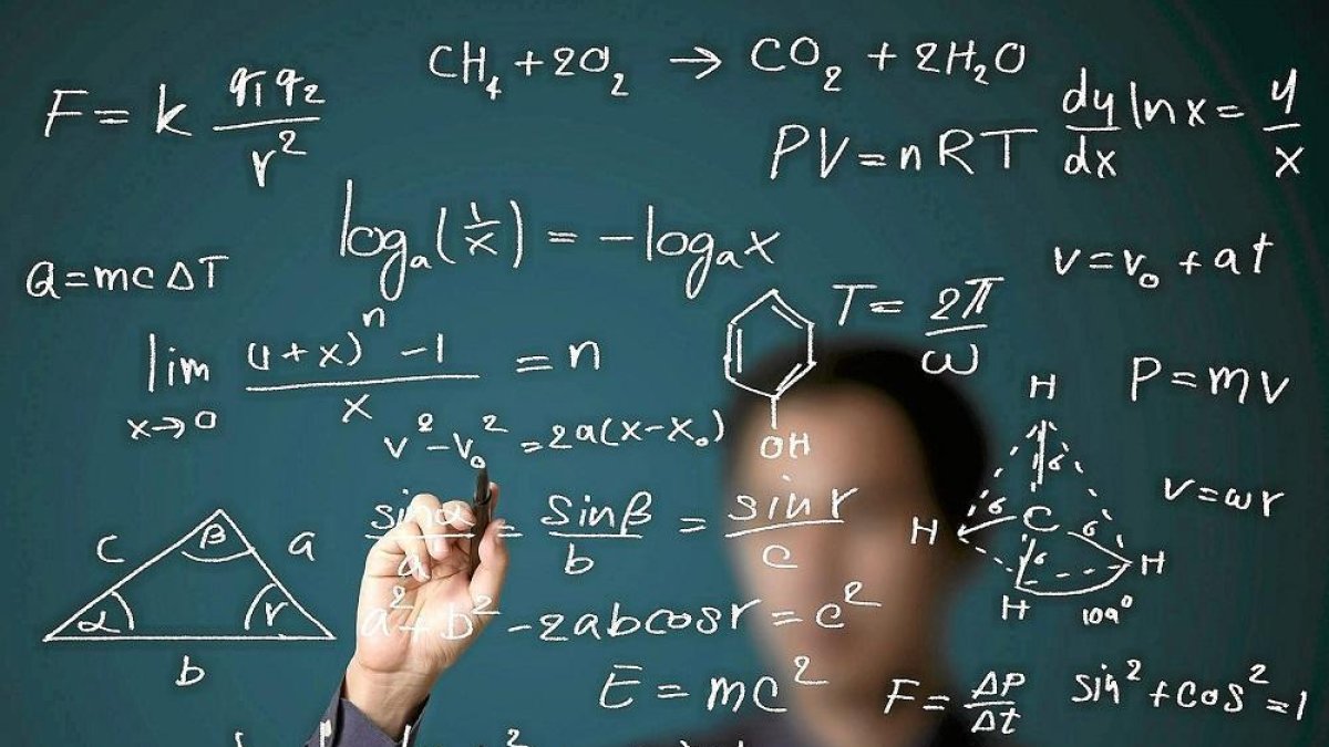 Un profesor escribe fórmulas sobre un cristal.-E. M.
