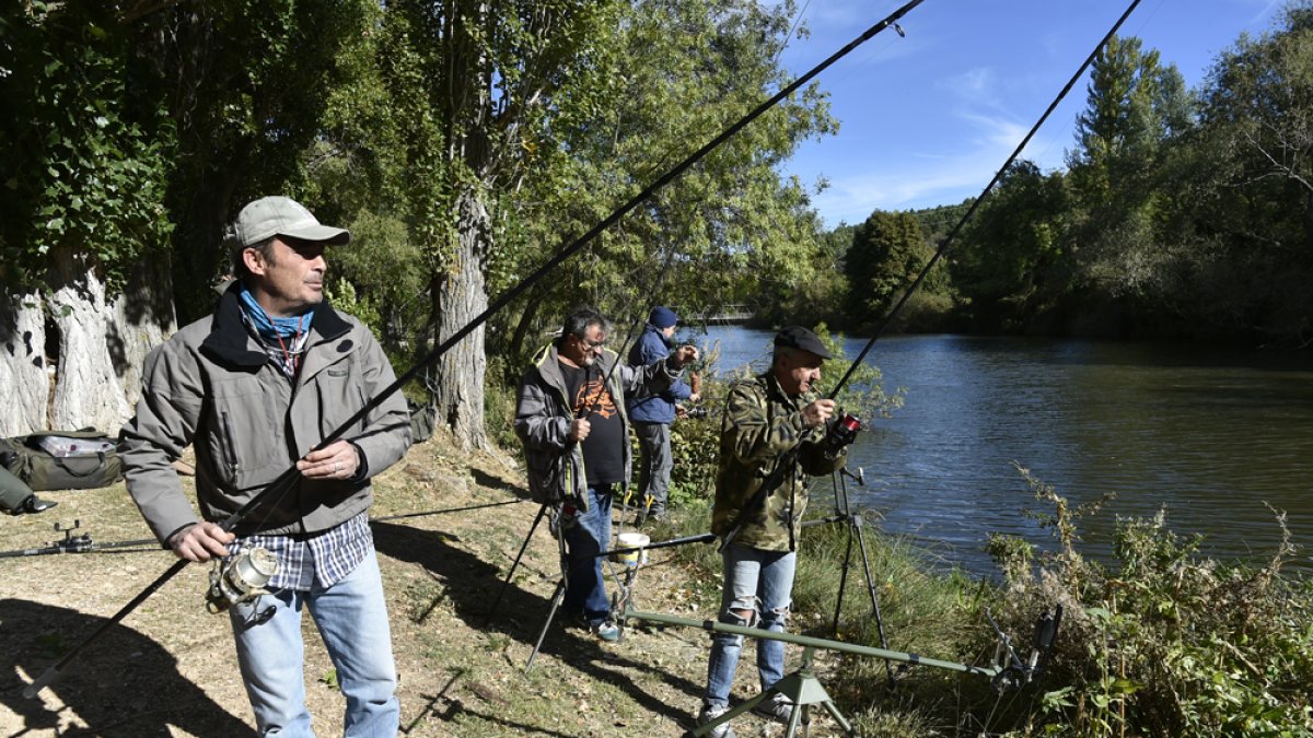Los pescadores saldrán hoy a los cauces de la provincia. V. GUISANDE