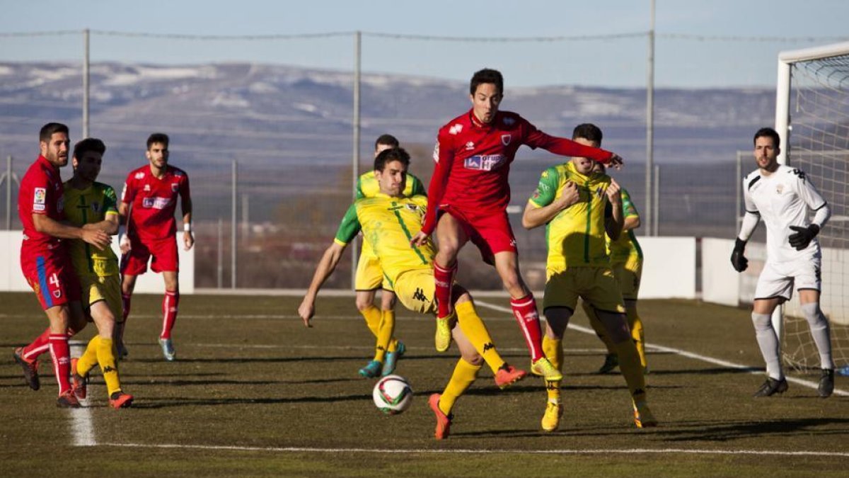 Al Numancia B le faltó acierto en ataque para ganar en Villamuriel.-Diego Mayor