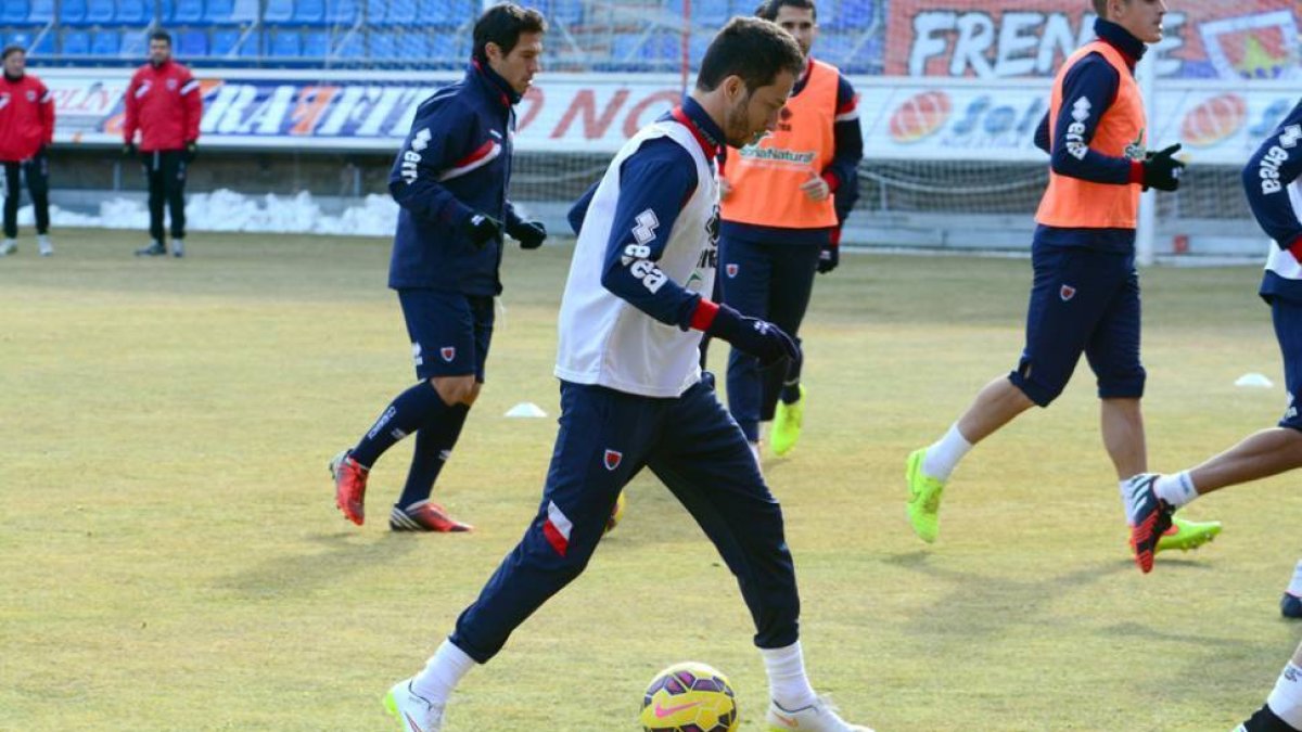 El lateral brasileño durante su primer entrenamiento con el Numancia.-ÁLVARO MARTÍNEZ