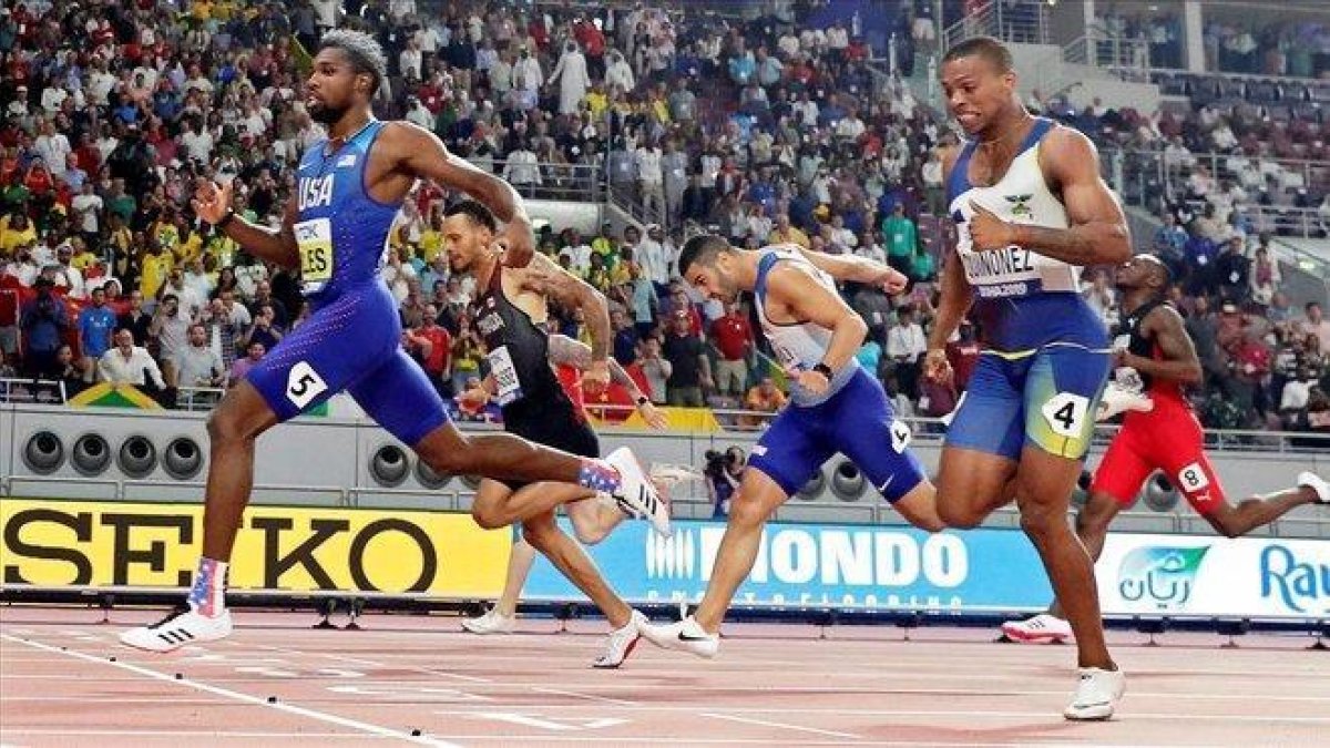 Noah Lyles cruza la línea de meta en primer lugar en la final de los 200 metros, el primer gran título de su carrera.-EFE / VALDRIN XHEMAJ