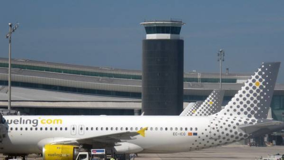 Avión de Vueling en el aeropuerto de El Prat.-Foto: JOSEP GARCÍA