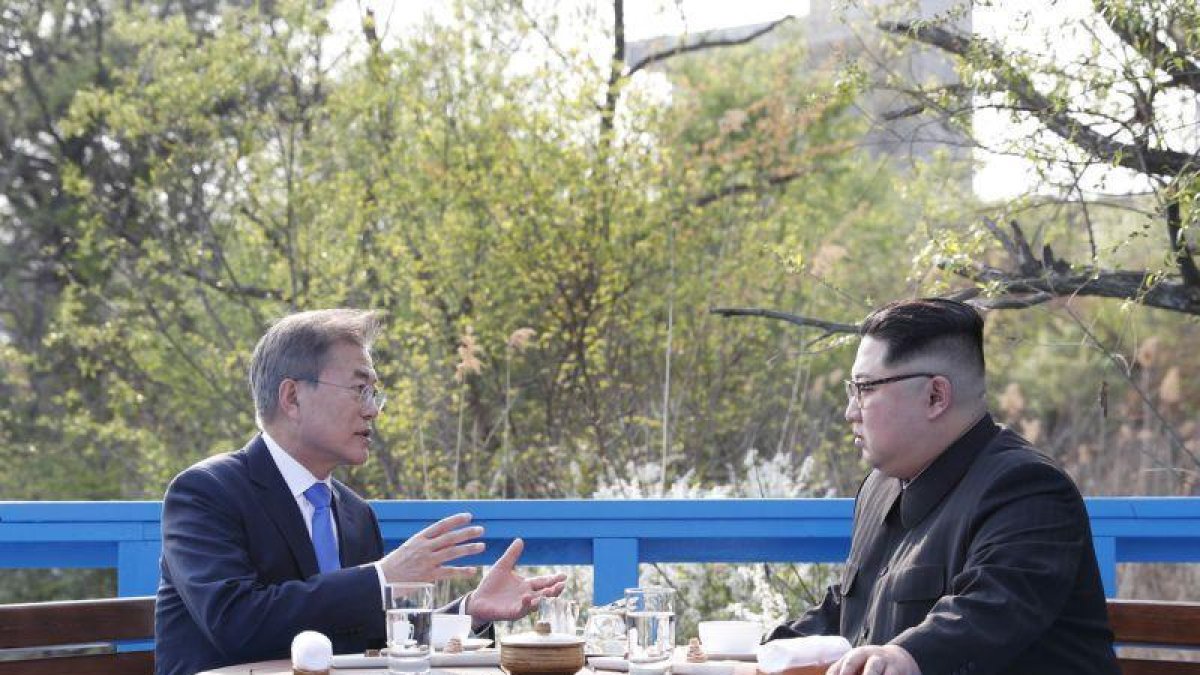Kim Jong Un, derecha, con Moon Jae-in, durante el encuentro en la frontera entre las dos coreas.-JM (AP)