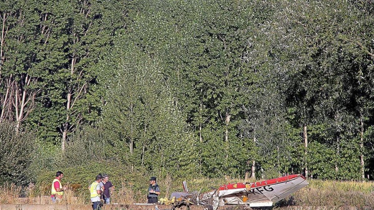 Estado en el que quedó la nave nada más estrellarse contra la acequia en la localidad leonesa de Villanueva de Condado.-ICAL