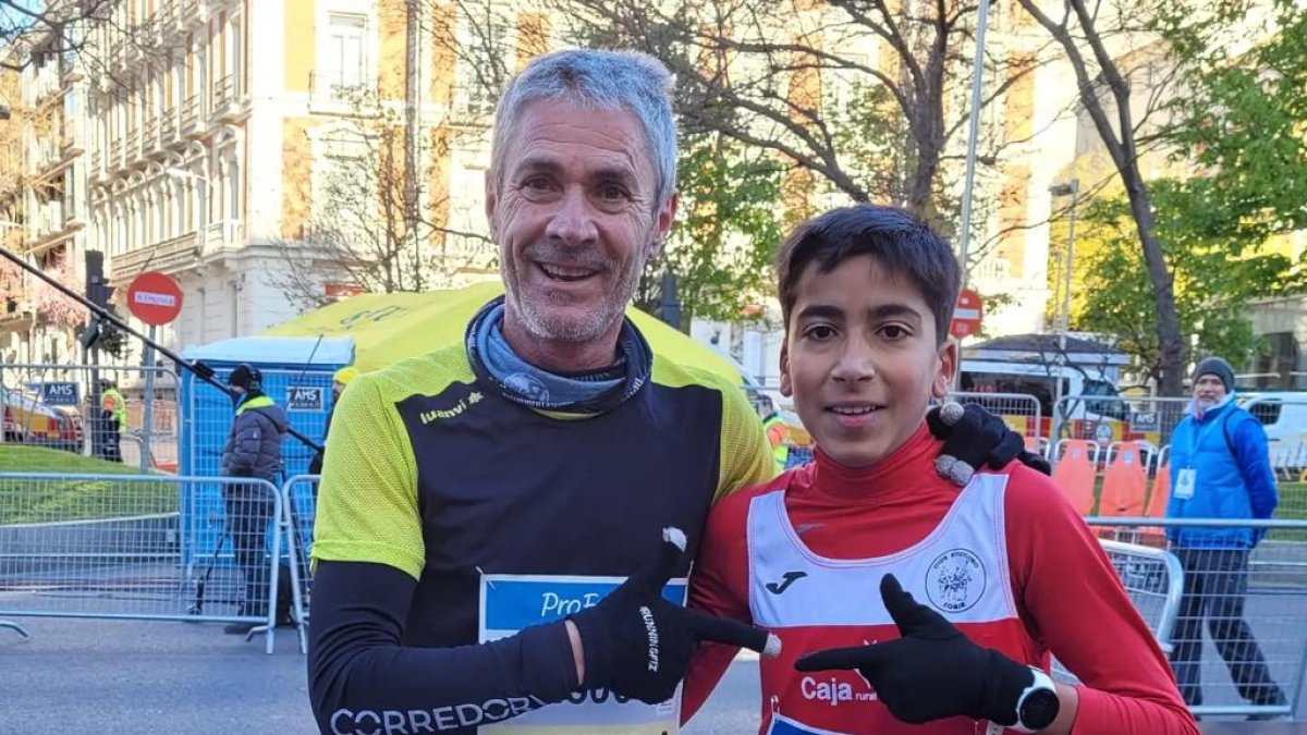 Martín Fiz y Beltrán Flores en la meta de la carrera Profuturo. HDS