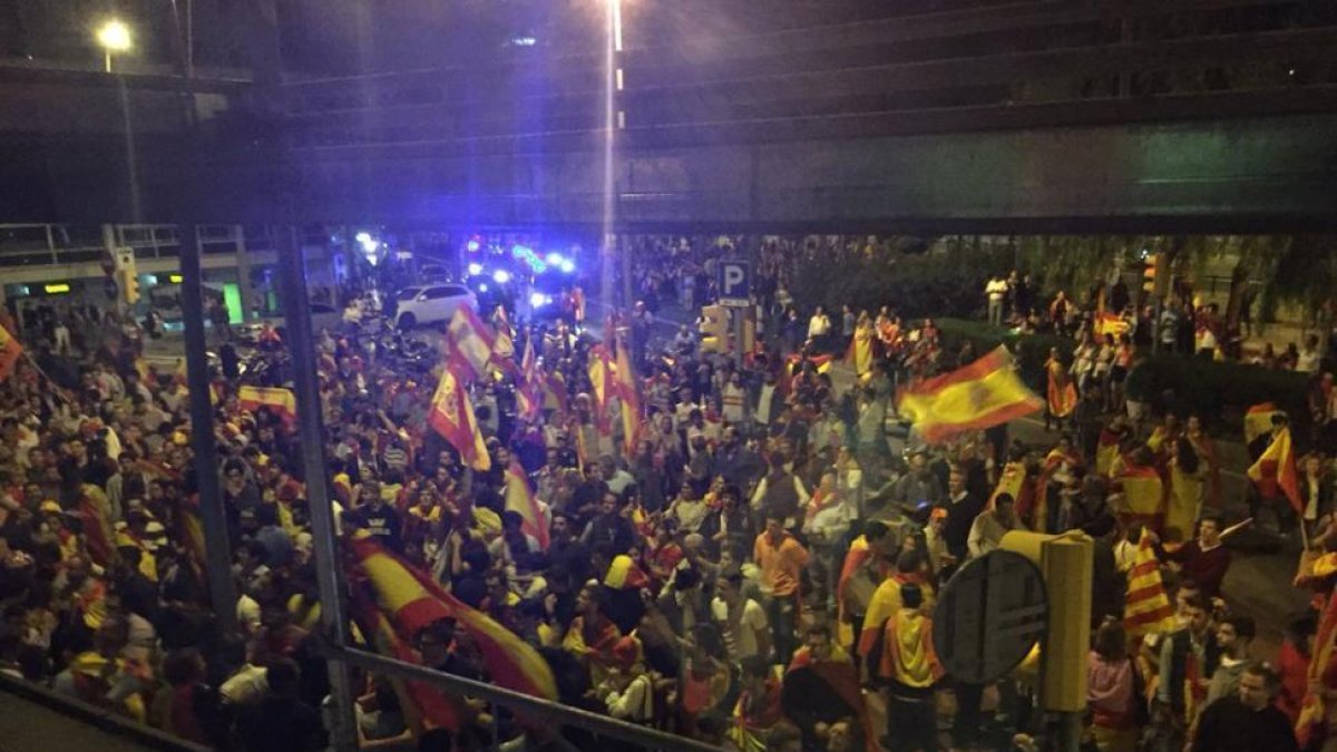 a concentración delante de Catalunya Ràdio.-EL PERIÓDICO
