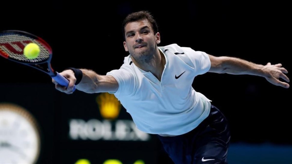 Grigor Dimitrov, en una jugada de su partido ante Dominic Thiem-AP / KIRSTY WIGGLESWORTH