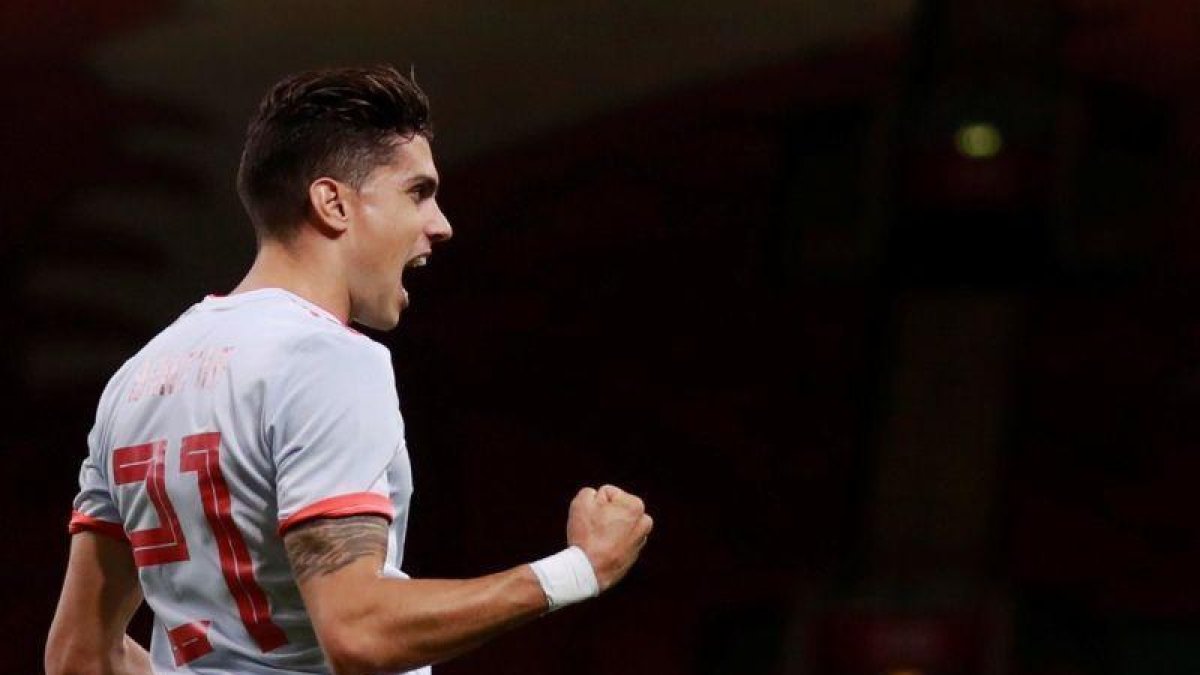 Marc Bartra celebra un gol con la selección española.-EL PERIÓDICO
