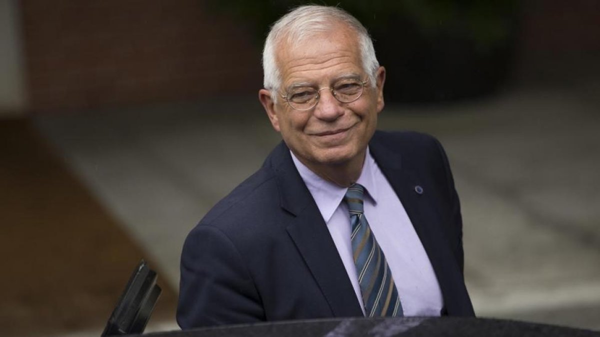 El ministro de Exteriores, Josep Borrell, a su llegada al primer Consejo de Ministros de Sánchez.-/ FRANCISCO SECO (AP)