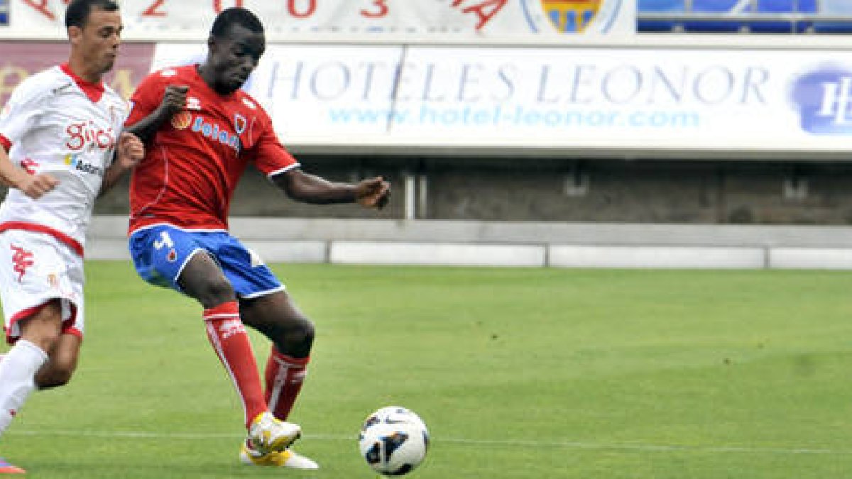 El centrocampista del Numancia, Stephen Sunday 'Sunny'. / DIEGO MAYOR-