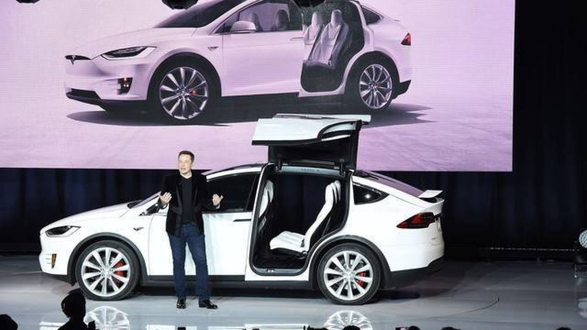 Elon Musk presenta el Model X, en Fremont (California).-AFP