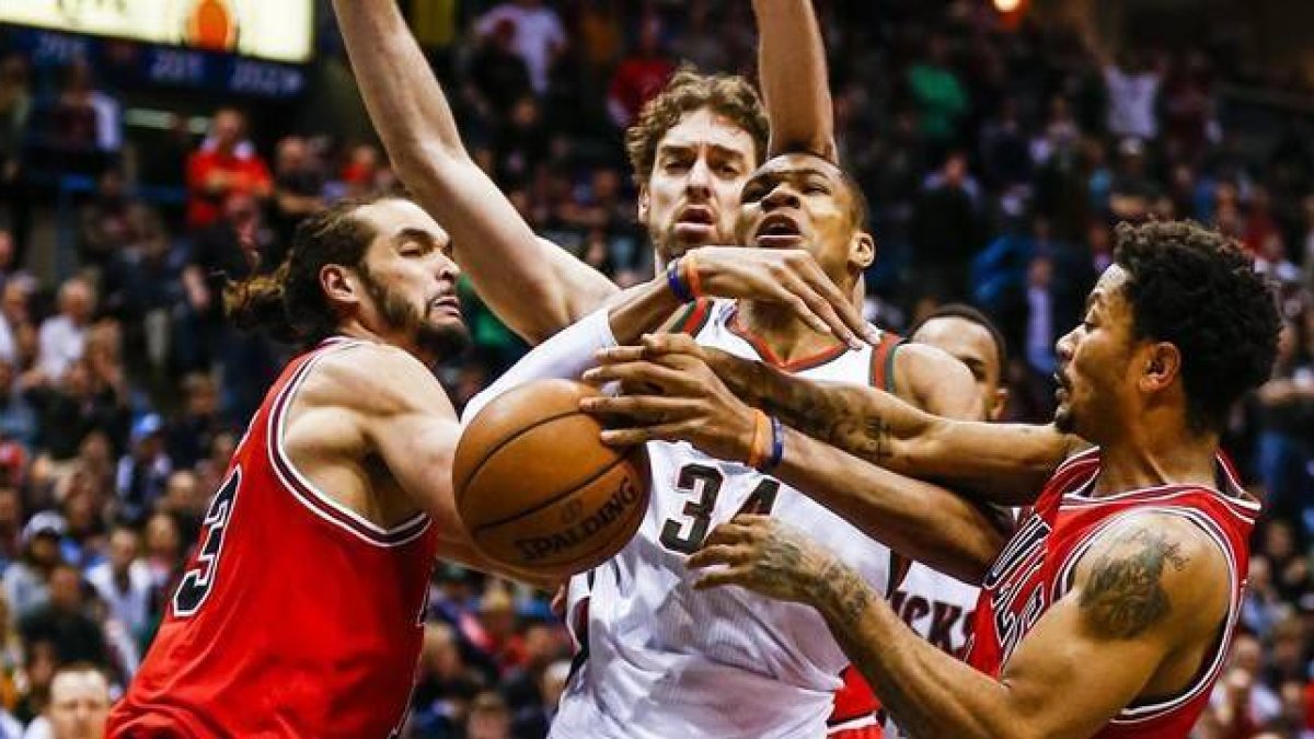 Antetokounmpo, de los Bucks, muy marcado por Nosh, Gasol y Rose.-Foto: EFE / TANNEN MAURY
