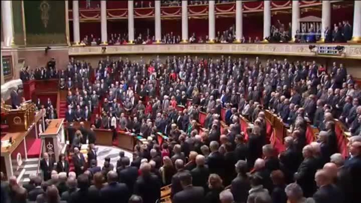 Los diputados franceses cantan 'La Marsellesa' tras el minuto de silencio.-Foto: EL PERIÓDICO